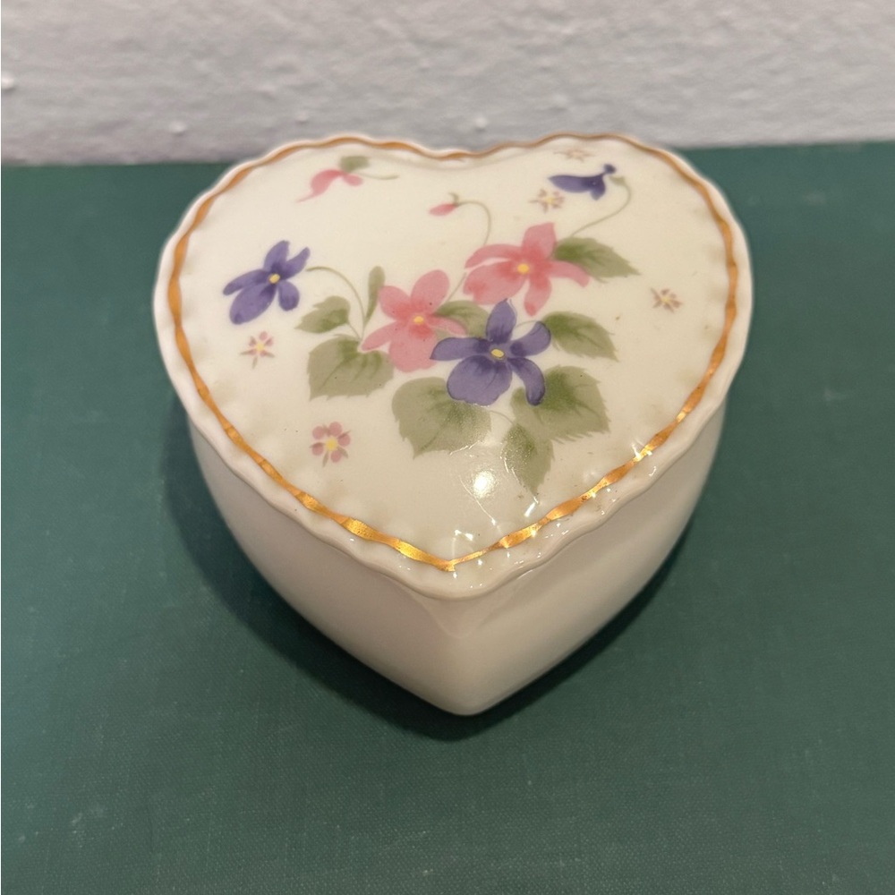Vintage Fred Roberts Co. Heart Shape Trinket Dish w/ Pink & Purple Flowers - Picture 2 of 10